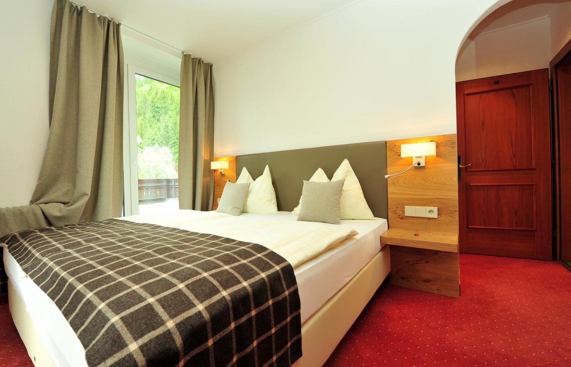 Hotel-Gasthof Strasswirt Tröpolach Стая снимка