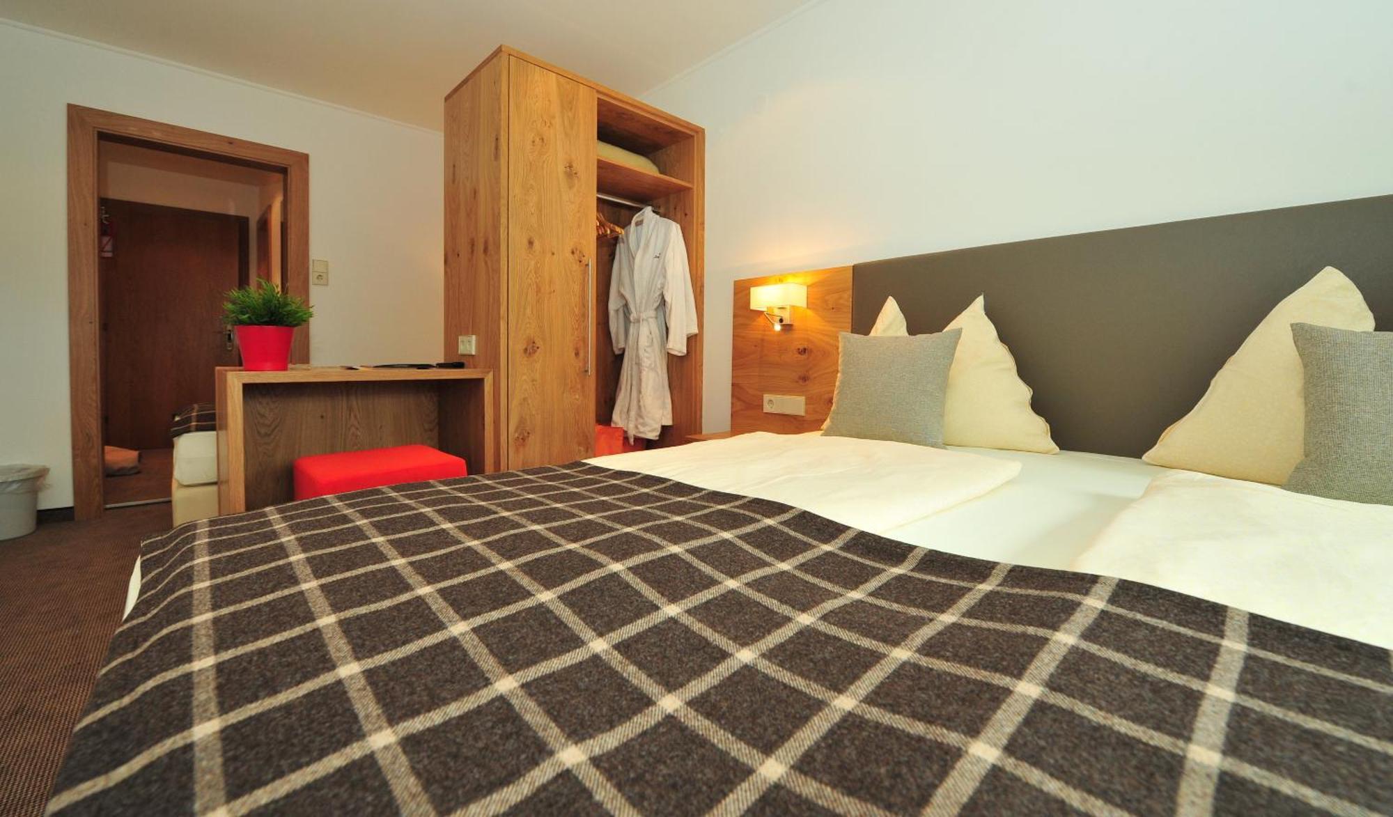 Hotel-Gasthof Strasswirt Tröpolach Стая снимка