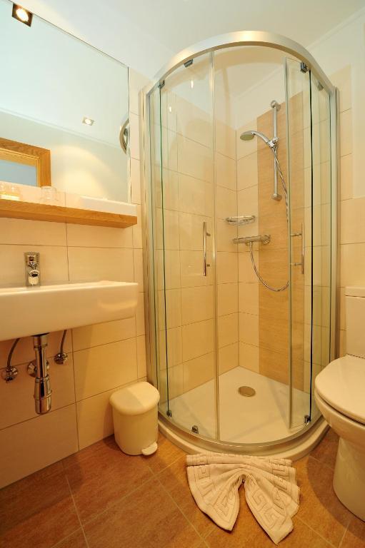 Hotel-Gasthof Strasswirt Tröpolach Стая снимка