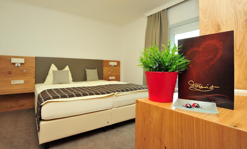 Hotel-Gasthof Strasswirt Tröpolach Стая снимка
